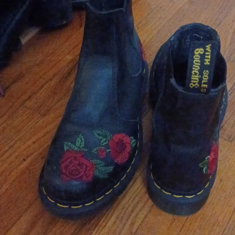 Dr Martens 2976 Vonda Chelsea Boot Embroidered Floral Roses Women’s 7 Pull On - Picture 2 of 2